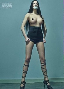 Kendall Jenner Topless 01.jpg