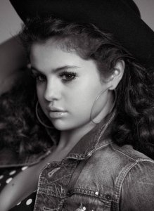 Selena Gomez Topless 04.jpg