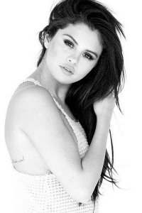 Selena Gomez Nipples 02.jpg