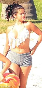 Selena-Gomez-Bikini-18.jpg