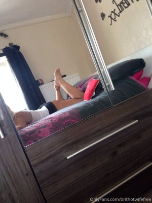 ukhotwifecouple-2020-07-05-499624263-Chillled earlier on the bed x x.jpg