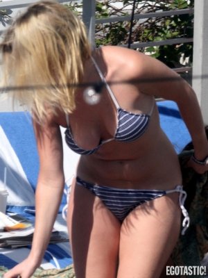 alice-eve-striped-bikini-at-the-pool-in-miami-03-435x580.jpg