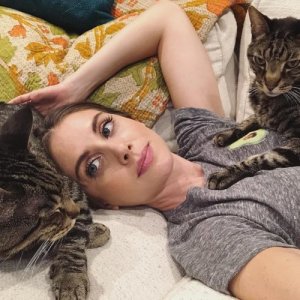 Alison-Brie-pets-cat-500x500.jpg
