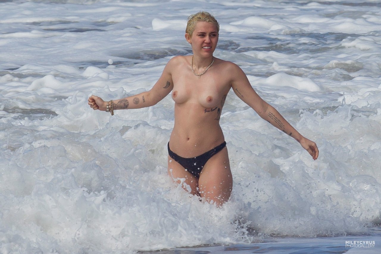 miley cyrus topless Naked