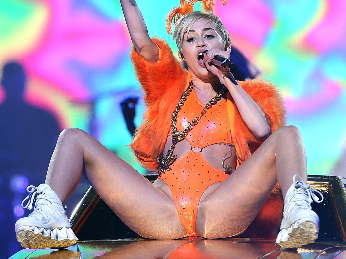 Miley cryus upskirt