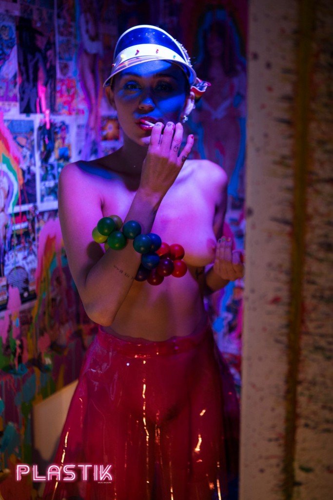 Miley-Cyrus-Plastik-Magazine-8-683x1024.jpg