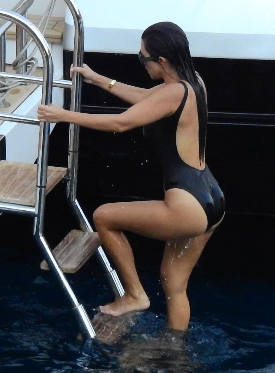 Kourtney Kardashian Sexy Pics 14