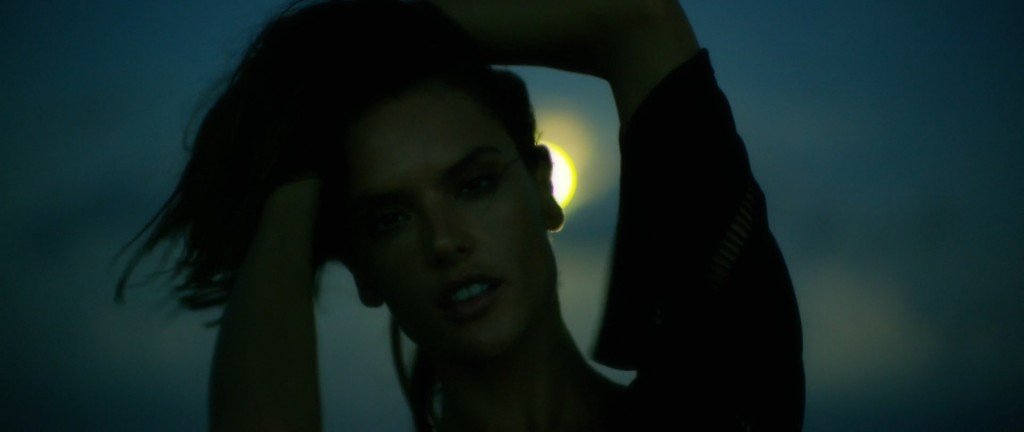 Alessandra Ambrosio Sexy & Toploos 2 29 thefappening.so