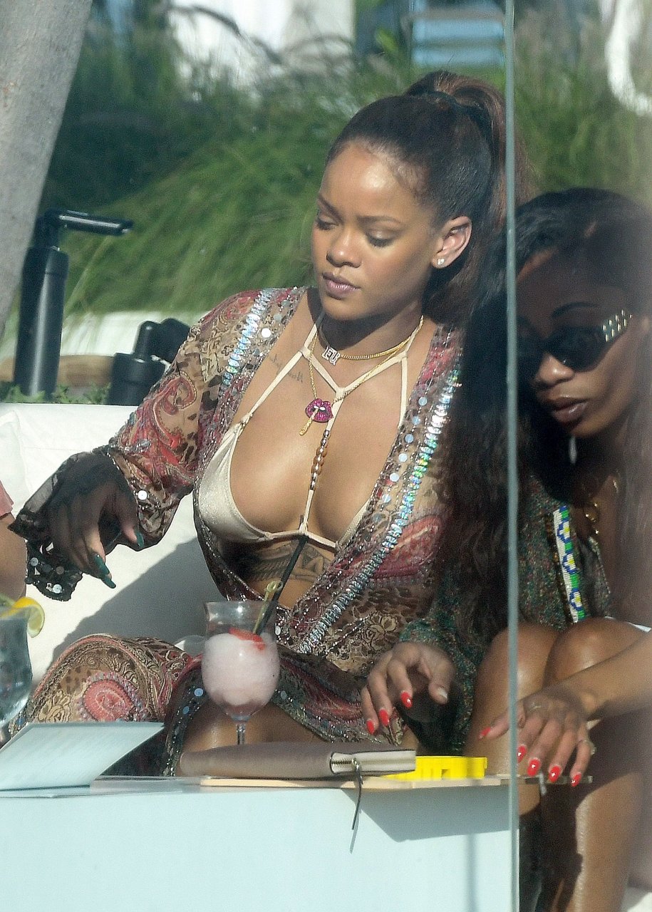 Rihanna Sexy 24 Photos Thefappening